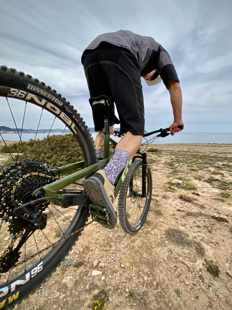 Auch bei Fahrtechniken wie dem Hinterrad anheben kannst Du Dich auf den Grip der Ride Concepts Schuhe verlassen.