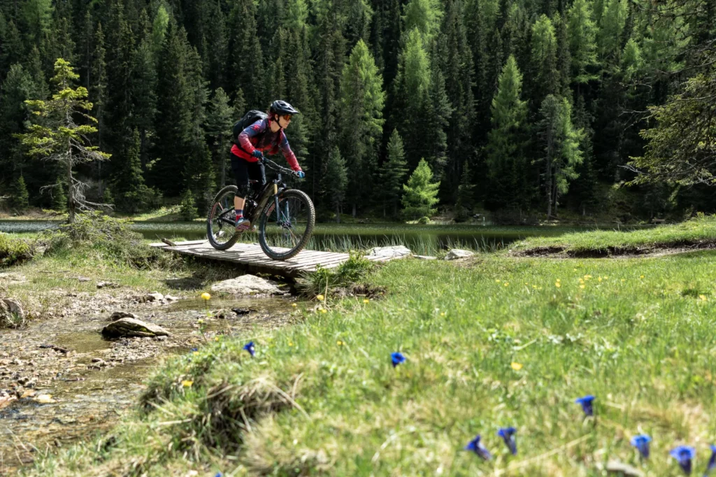 Reschenpass-3-laender-enduro-trails-gruensee