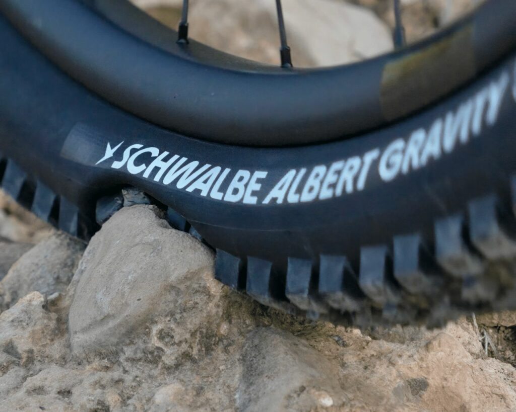 Der Radial Mountainbikereifen von Schwalbe schmiegt sich besser an den Untergrund an.